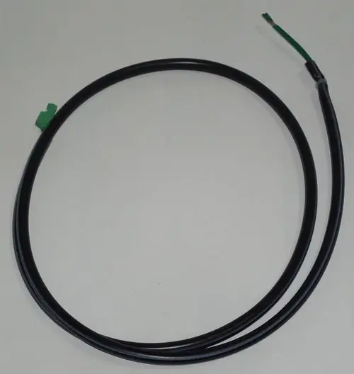 Schwarzes Kabel mit einem grünen Stecker an einem Ende und freiliegendem Draht am anderen Ende, möglicherweise für die Nutzung in Daikin-Systemen.